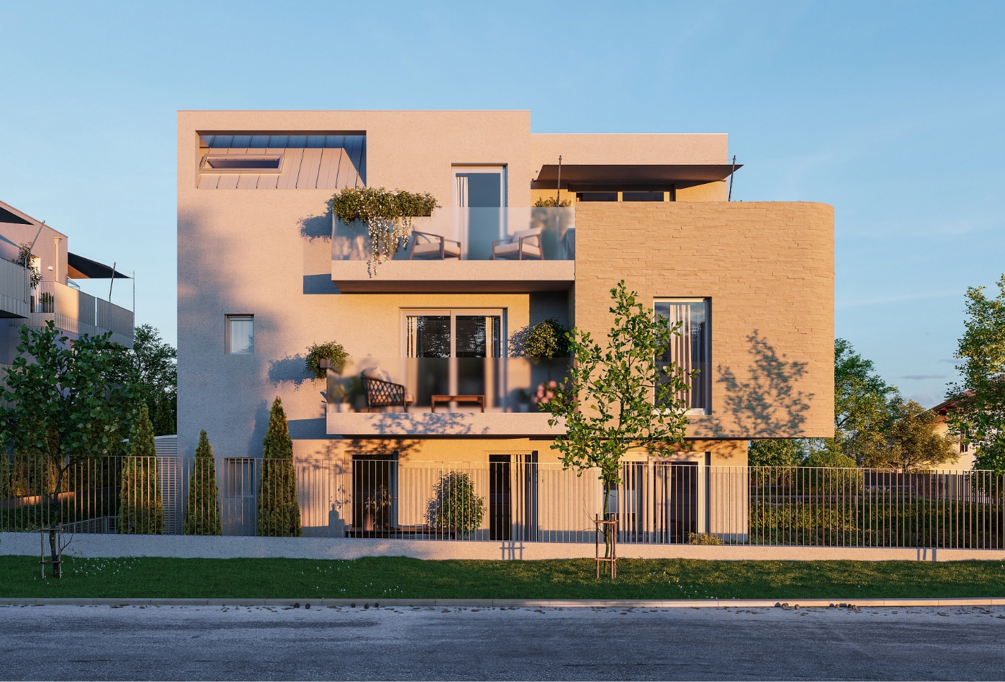 Moderne Wohnhausfassade mit Balkonen, Glasgeländern und harmonisch gestalteter Begrünung.