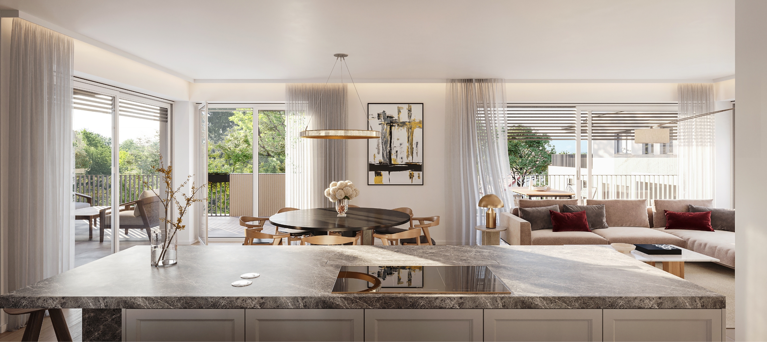 Helles, modernes Wohn- und Esszimmer mit offener Küche, großen Fensterfronten und Zugang zur Terrasse.